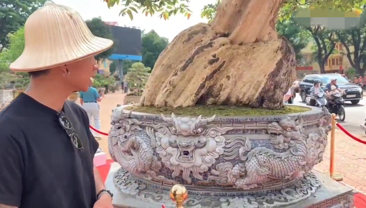 Để làm được chiếc chậu này, chủ nhân phải sửa đi sửa lại đến lần thứ 3 mới hoàn thiện. Riêng hoạ tiết rồng cho chiếc chậu này, anh đã phải đón 4 nghệ nhân đắp kép từ Huế vào Buôn Ma Thuột làm trong gần 2 tháng. Ảnh chụp màn hình Tiền phong