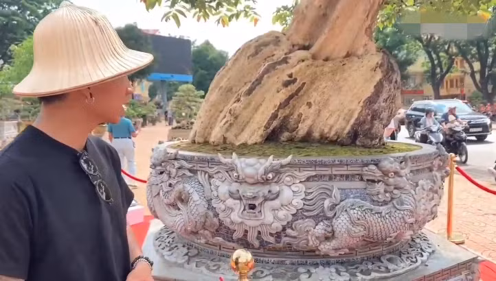 Để làm được chiếc chậu này, chủ nhân phải sửa đi sửa lại đến lần thứ 3 mới hoàn thiện. Riêng hoạ tiết rồng cho chiếc chậu này, anh đã phải đón 4 nghệ nhân đắp kép từ Huế vào Buôn Ma Thuột làm trong gần 2 tháng. Ảnh chụp màn hình Tiền phong