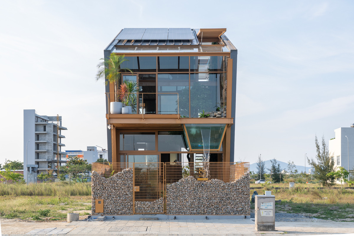 Ga.o House là dự án nhà ở kết hợp văn phòng tọa lạc tại TP Đà Nẵng. Ngoài đáp ứng các nhu cầu sử dụng cơ bản, nhóm thiết kế đặt ra nhiều mục tiêu tham vọng hơn như ưu tiên sử dụng vật liệu tự nhiên và tái chế, tối ưu hóa hiệu quả năng lượng, khai thác các nguồn tài nguyên tái tạo (mặt trời, gió, nước) và giảm thiểu lượng khí thải carbon. Ảnh: Tô Hữu Dũng