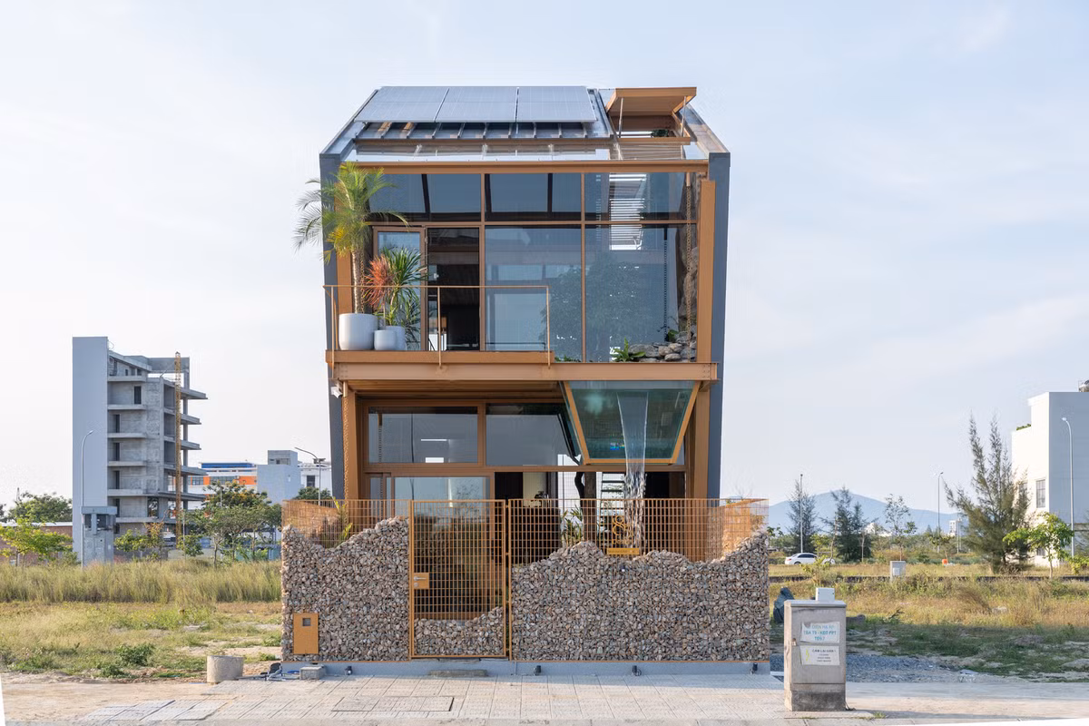 Ga.o House là dự án nhà ở kết hợp văn phòng tọa lạc tại TP Đà Nẵng. Ngoài đáp ứng các nhu cầu sử dụng cơ bản, nhóm thiết kế đặt ra nhiều mục tiêu tham vọng hơn như ưu tiên sử dụng vật liệu tự nhiên và tái chế, tối ưu hóa hiệu quả năng lượng, khai thác các nguồn tài nguyên tái tạo (mặt trời, gió, nước) và giảm thiểu lượng khí thải carbon. Ảnh: Tô Hữu Dũng