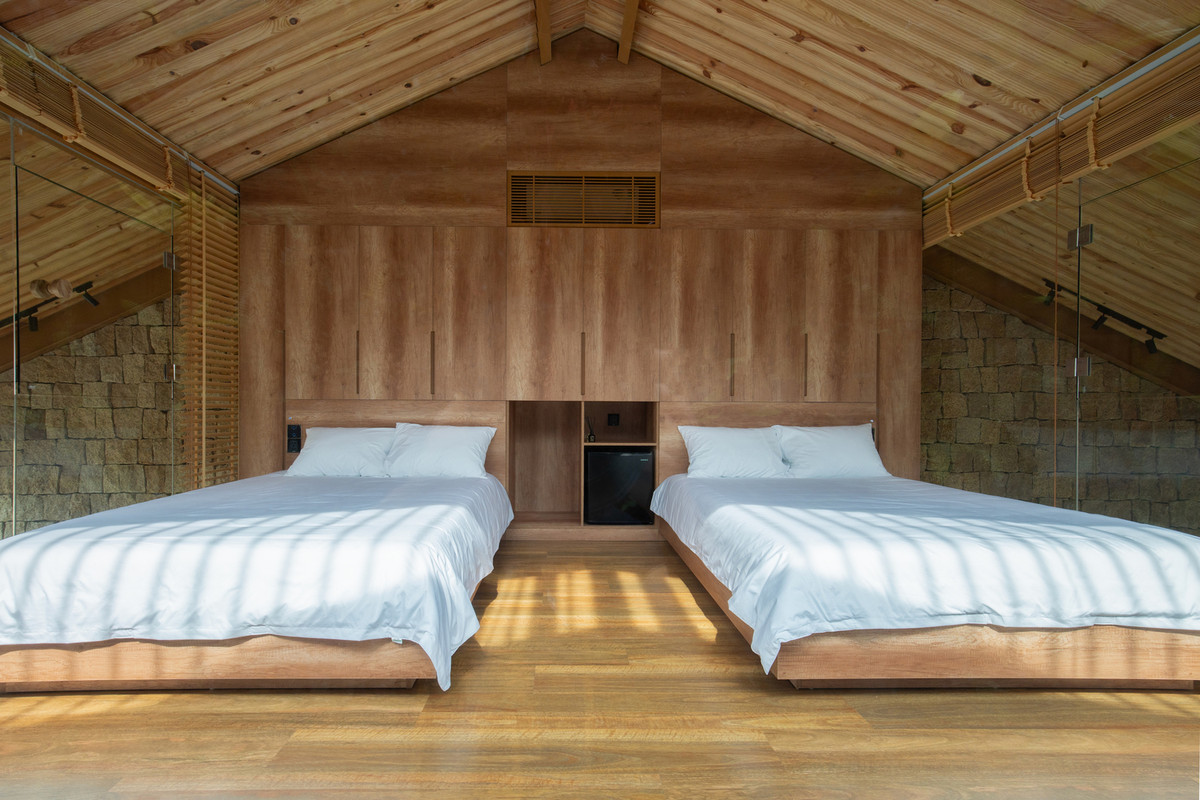 Tầng áp mái có một phòng ngủ nhỏ với tầm nhìn bao quát 180 độ ra xung quanh. Ảnh: Tô Hữu Dũng