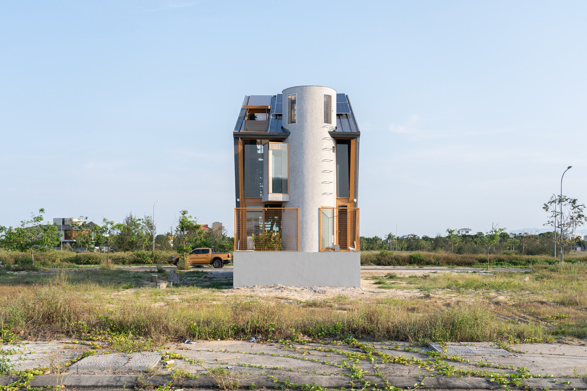 Hệ thống năng lượng mặt trời trên mái nhà tạo ra khoảng 11.000 kWh điện mỗi năm, được quản lý bằng công nghệ thông minh để tiêu thụ hiệu quả. Ảnh: Tô Hữu Dũng