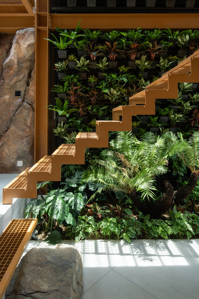 Khu vườn phía trước kết hợp cây xanh, nước và sàn nhiều tầng nhằm tạo tầm nhìn nhiều lớp. Ảnh: Tô Hữu Dũng