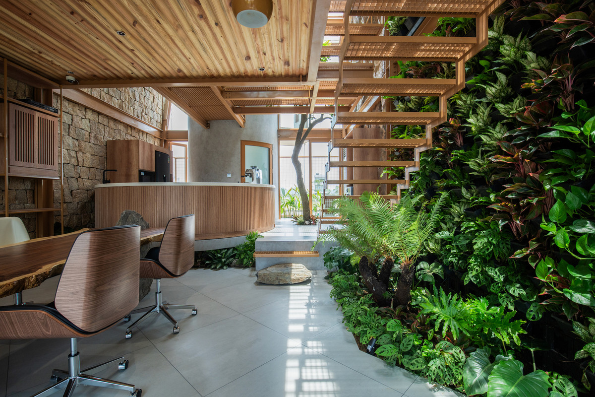 Để hiện thực hóa các mục tiêu này, ngôi nhà sử dụng khung sắt thép đúc sẵn - một giải pháp linh hoạt, ít chất thải giúp đơn giản hóa cả quá trình xây dựng và tái chế trong tương lai. Ảnh: Tô Hữu Dũng