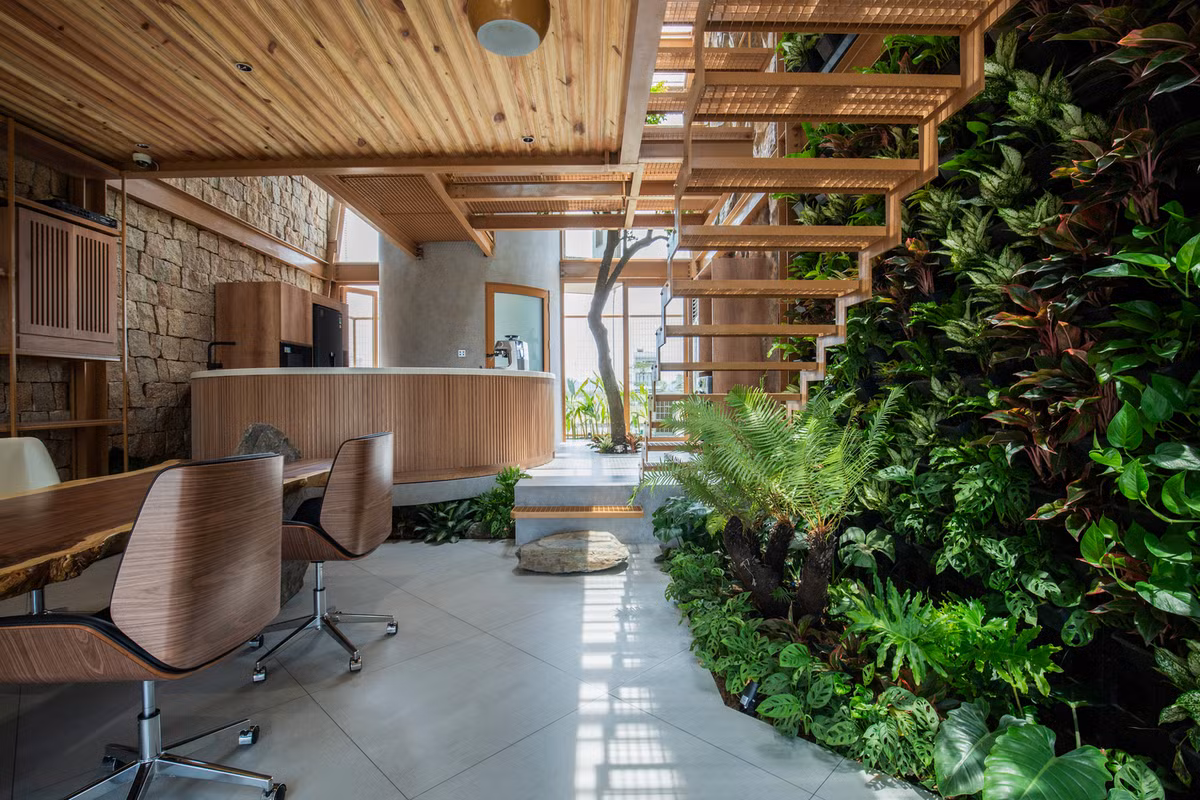 Để hiện thực hóa các mục tiêu này, ngôi nhà sử dụng khung sắt thép đúc sẵn - một giải pháp linh hoạt, ít chất thải giúp đơn giản hóa cả quá trình xây dựng và tái chế trong tương lai. Ảnh: Tô Hữu Dũng