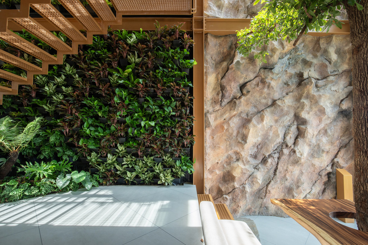 Những viên đá lớn từ nền móng cũ được tái sử dụng một cách chu đáo thành bậc thang và điểm nhấn nội thất. Ảnh: Tô Hữu Dũng