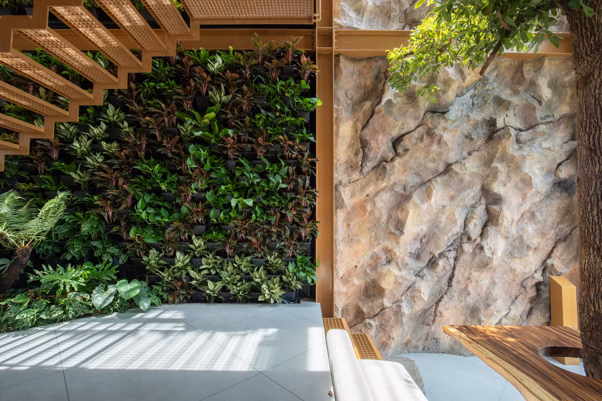 Những viên đá lớn từ nền móng cũ được tái sử dụng một cách chu đáo thành bậc thang và điểm nhấn nội thất. Ảnh: Tô Hữu Dũng