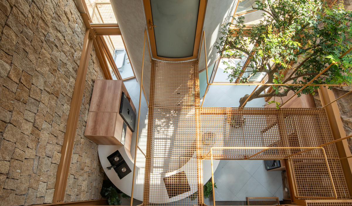 Diện tích xây dựng được giảm thiểu để tối đa hóa không gian mở, tạo điều kiện cho thông gió tự nhiên và ánh sáng ban ngày chiếu vào, giúp giảm đáng kể nhu cầu năng lượng của tòa nhà. Ảnh: Tô Hữu Dũng