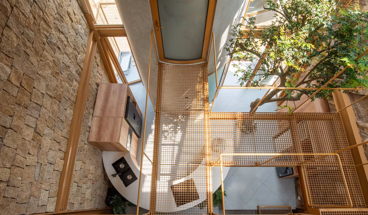 Diện tích xây dựng được giảm thiểu để tối đa hóa không gian mở, tạo điều kiện cho thông gió tự nhiên và ánh sáng ban ngày chiếu vào, giúp giảm đáng kể nhu cầu năng lượng của tòa nhà. Ảnh: Tô Hữu Dũng