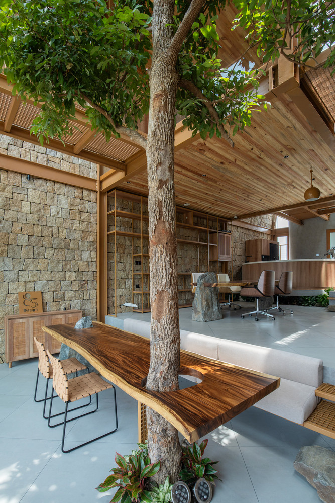 Công trình gồm 2 tầng và một gác xép. Tầng trệt có khu vực văn phòng và một quầy bar nhỏ phục vụ nhu cầu ăn uống của nhân viên. Ảnh: Tô Hữu Dũng