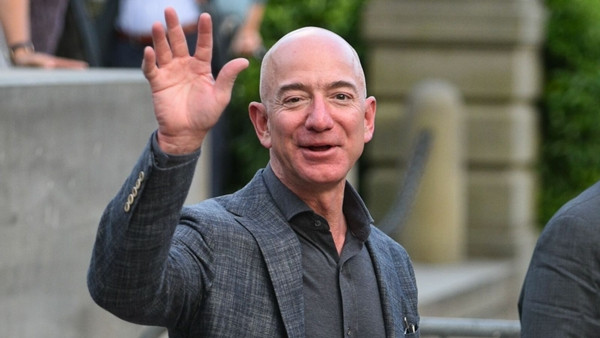 Tháng 8/2020, tỷ phú Jeff Bezos trở thành người đầu tiên trong lịch sử sở hữu tài sản ròng 200 tỷ USD, nhờ giá cổ phiếu Amazon tăng mạnh trong đại dịch COVID-19. Ảnh: Sky News
