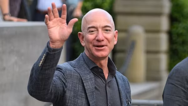 Tháng 8/2020, tỷ phú Jeff Bezos trở thành người đầu tiên trong lịch sử sở hữu tài sản ròng 200 tỷ USD, nhờ giá cổ phiếu Amazon tăng mạnh trong đại dịch COVID-19. Ảnh: Sky News