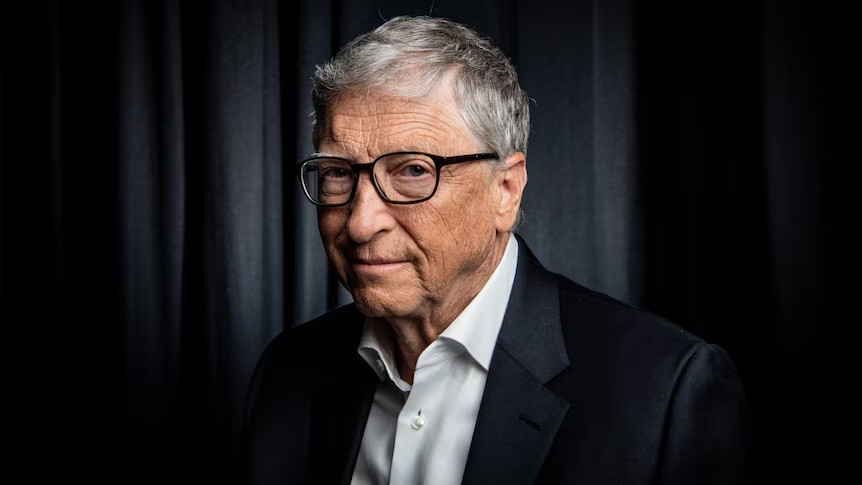 Trong suốt hai thập kỷ tiếp theo, không ai đạt đến mốc này. Đến cuối năm 2017, Jeff Bezos mới phá vỡ rào cản này, khi giá cổ phiếu Amazon tăng mạnh và đưa ông vào câu lạc bộ "centibillionaire" (tỷ phú 100 tỷ USD). Ảnh: ABC News