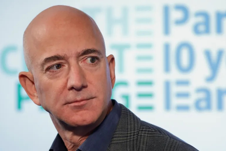 Tại thời điểm đó, phần lớn tài sản của Jeff Bezos đến từ cổ phần tại Amazon, chiếm hơn 90% tổng giá trị tài sản. Tuy nhiên, con số này có thể còn cao hơn nếu không có vụ ly hôn với MacKenzie Scott vào năm 2019, khi Bezos phải chia 25% cổ phần Amazon cho vợ cũ. Ảnh: Al Jazeera