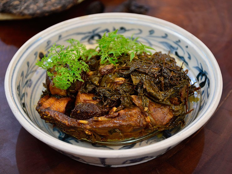 Bên cạnh đó, lá cúc tần còn được coi là rau đặc sản không thể thiếu trong món cá kho cúc tần. Ảnh: Internet