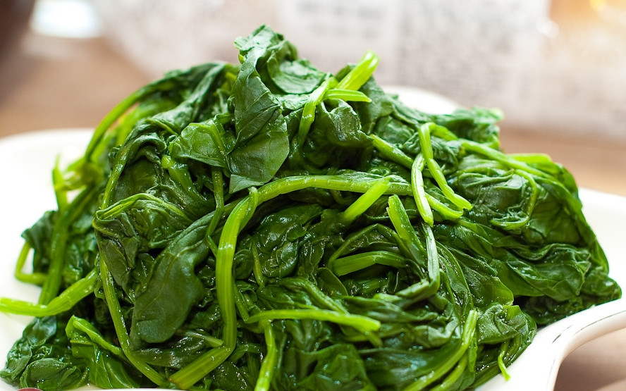 Thời trước, khi đói kém, nhiều gia đình hái vào cúc tần luộc lên ăn, hoặc sang hơn nữa là luộc, vắt khô trộn với ít lạc...Ảnh: Nấu ăn ngon