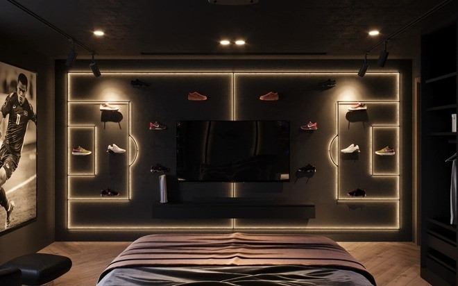 Trên tường có tivi được thiết kế hệ đèn hình sân bóng đá, gắn thêm những đôi giày cực kỳ độc đáo. Ảnh: FB Phạm Tuấn Hải