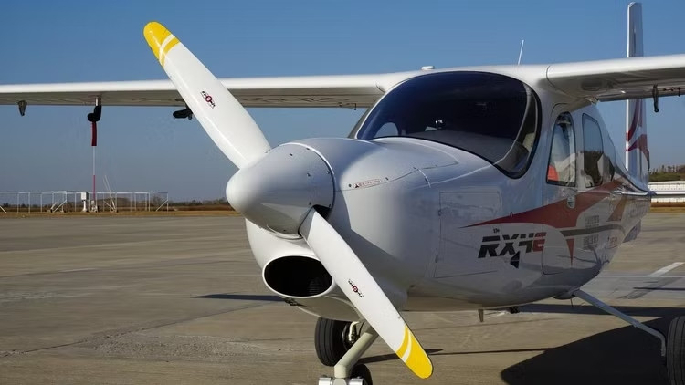 Theo Xinhua, RX4E - máy bay điện chở khách hạng nhẹ đầu tiên trên thế giới vừa được Cục Hàng không dân dụng Trung Quốc (CAAC) cấp chứng nhận đáp ứng các tiêu chuẩn an toàn và yêu cầu kỹ thuật, mở đường cho việc đi vào sản xuất hàng loạt. Ảnh: Simpleflying