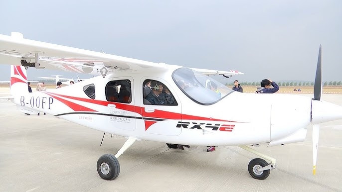 Tuy nhiên, nhiệm vụ chính của máy bay điện là kết nối các khu vực có cơ sở hạ tầng hạn chế, nhờ khả năng hạ cánh trên cỏ cứng hoặc cát. Ảnh: YouTube