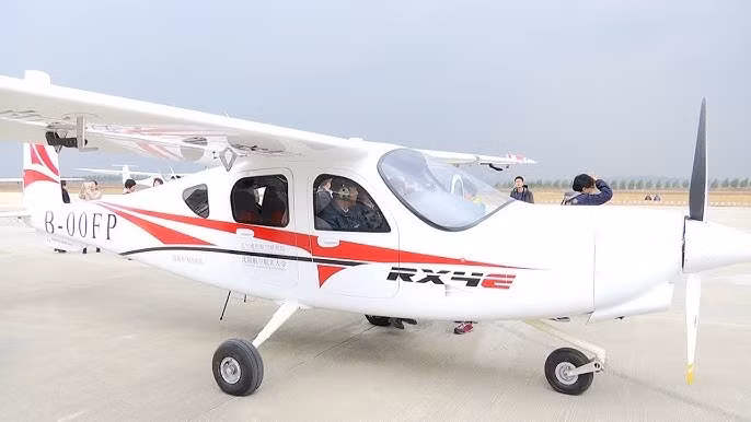 Tuy nhiên, nhiệm vụ chính của máy bay điện là kết nối các khu vực có cơ sở hạ tầng hạn chế, nhờ khả năng hạ cánh trên cỏ cứng hoặc cát. Ảnh: YouTube