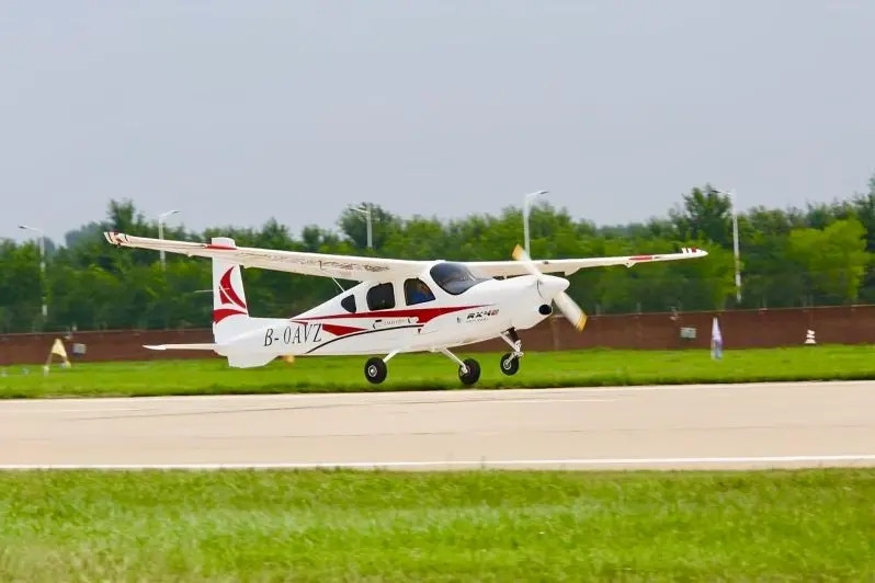 Máy bay điện RX4E được thiết kế với cánh đơn phía trên, đuôi phẳng thấp, cánh quạt phía trước và bánh đáp ba điểm phía trước không thể thu vào. Ảnh: Zawya