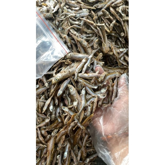 Trên chợ mạng, cá tép dầu tươi và khô được nhiều địa chỉ rao bán, trong đó cá tép dầu khô lên tới 300.000 đồng/kg. Ảnh: Internet