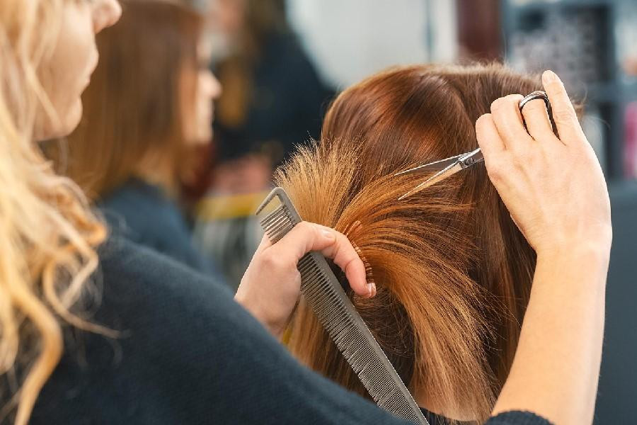 Có nhiều salon làm tóc cả ngày cả đêm, do khách vào liên tục nên phần lớn thợ trong tiệm không có thời gian ăn, uống. Họ chỉ tranh thủ lúc rảnh tay ăn tạm mì tôm hoặc bánh mì cho qua bữa. Ảnh: Internet