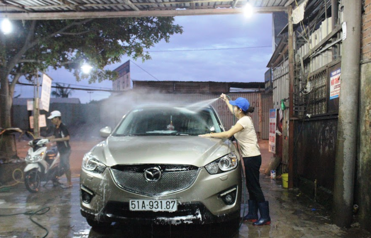 Có thể thấy, cứ vào dịp gần Tết là các dịch vụ bảo dưỡng, tân trang xe lại nhộn nhịp hẳn lên. Đó là bởi ai cũng muốn chiếc xe của mình sạch sẽ và an toàn để đi chơi Tết. Nhìn chung, vào những ngày 28, 29, 30 Tết, lượng khách hàng có nhu cầu rửa xe tại các tiệm đã tăng gấp 3-4 lần so với ngày bình thường. Ảnh: Internet