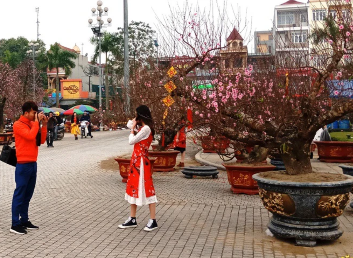 Xu hướng chụp ảnh cùng hoa Tết, đào Tết, các bộ ảnh Tết như chợ hoa, áo dài,... đang ngày càng tăng. Nhờ đó, nghề chụp ảnh dễ dàng kiếm thêm thu nhập vào thời điểm cuối năm. Ảnh: Internet