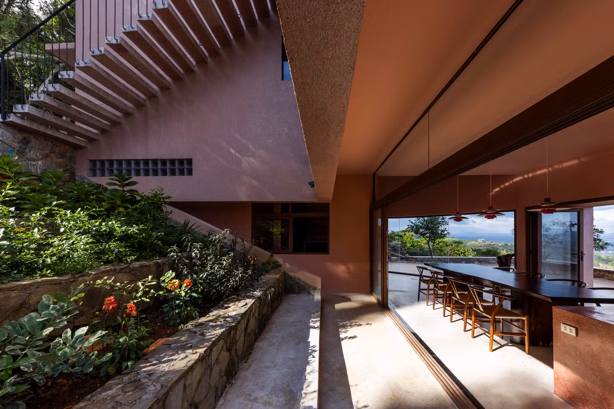 Sự kết hợp tinh tế này vừa tạo điểm nhấn nổi bật vừa kết nối chặt chẽ các yếu tố trong một tổng thể nhịp nhàng. Ảnh: Hiroyuki Oki