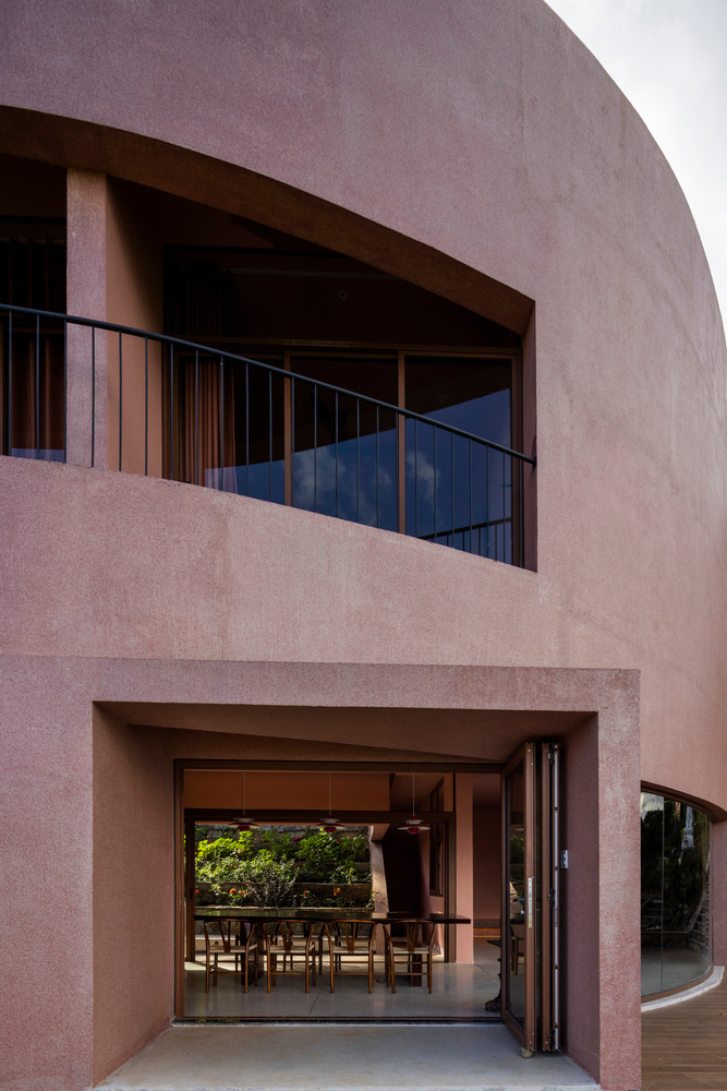 Các đường nét kiến trúc uốn lượn theo địa thế, với hình cung tròn độc đáo, vừa mở rộng tầm mắt về phía thung lũng, vừa tạo sự hài hòa với địa hình. Ảnh: Hiroyuki Oki