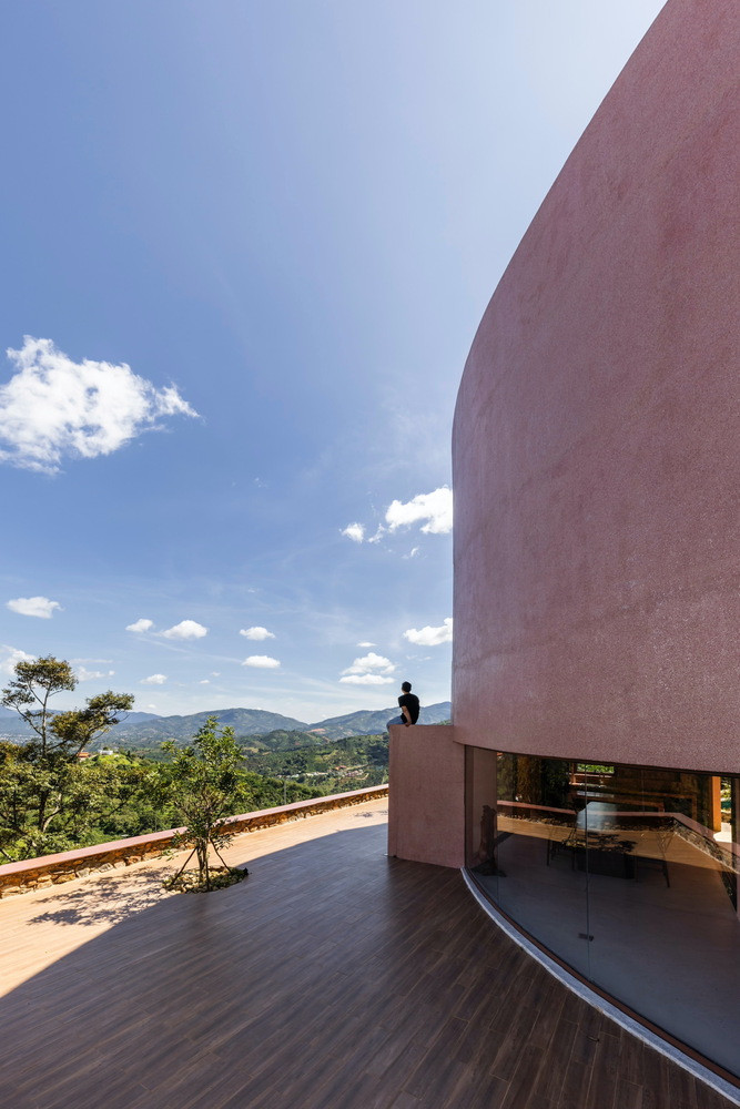 Công trình nổi bật với khối đường cong lớn mang đường nét tinh tế, được tạo hình qua những khoảng đặc rỗng sắp xếp khéo léo, đảm bảo sự thông thoáng và tối đa hóa ánh sáng tự nhiên. Ảnh: Hiroyuki Oki