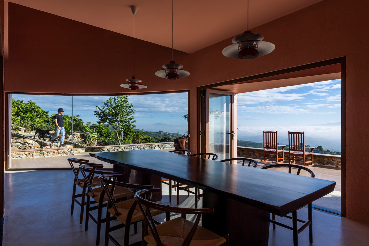 Nằm tựa vào khu rừng nguyên sinh, công trình không chỉ được bao bọc, bảo vệ bởi lớp “bình phong” tự nhiên mà còn khơi dậy mối liên kết mật thiết giữa ngôi nhà và thiên nhiên, tạo không gian sống đầy cảm hứng và cân bằng. Ảnh: Hiroyuki Oki