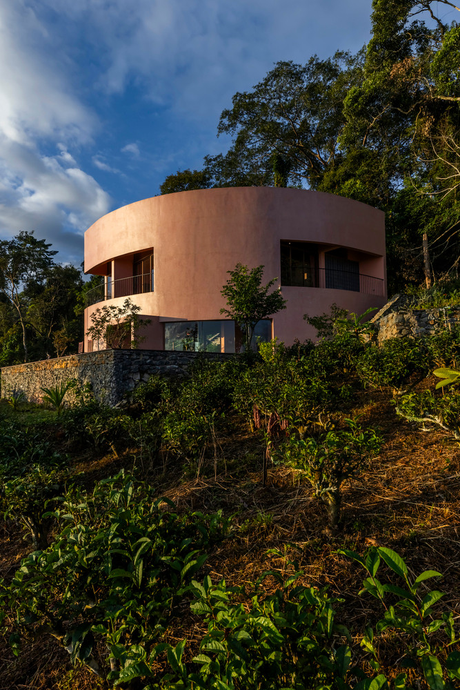 Tòa nhà được thiết kế dựa trên nguyên tắc tôn vinh vẻ đẹp tự nhiên, tận dụng tối đa nét đặc trưng của địa hình dốc, mở ra tầm nhìn rộng lớn. Ảnh: Hiroyuki Oki