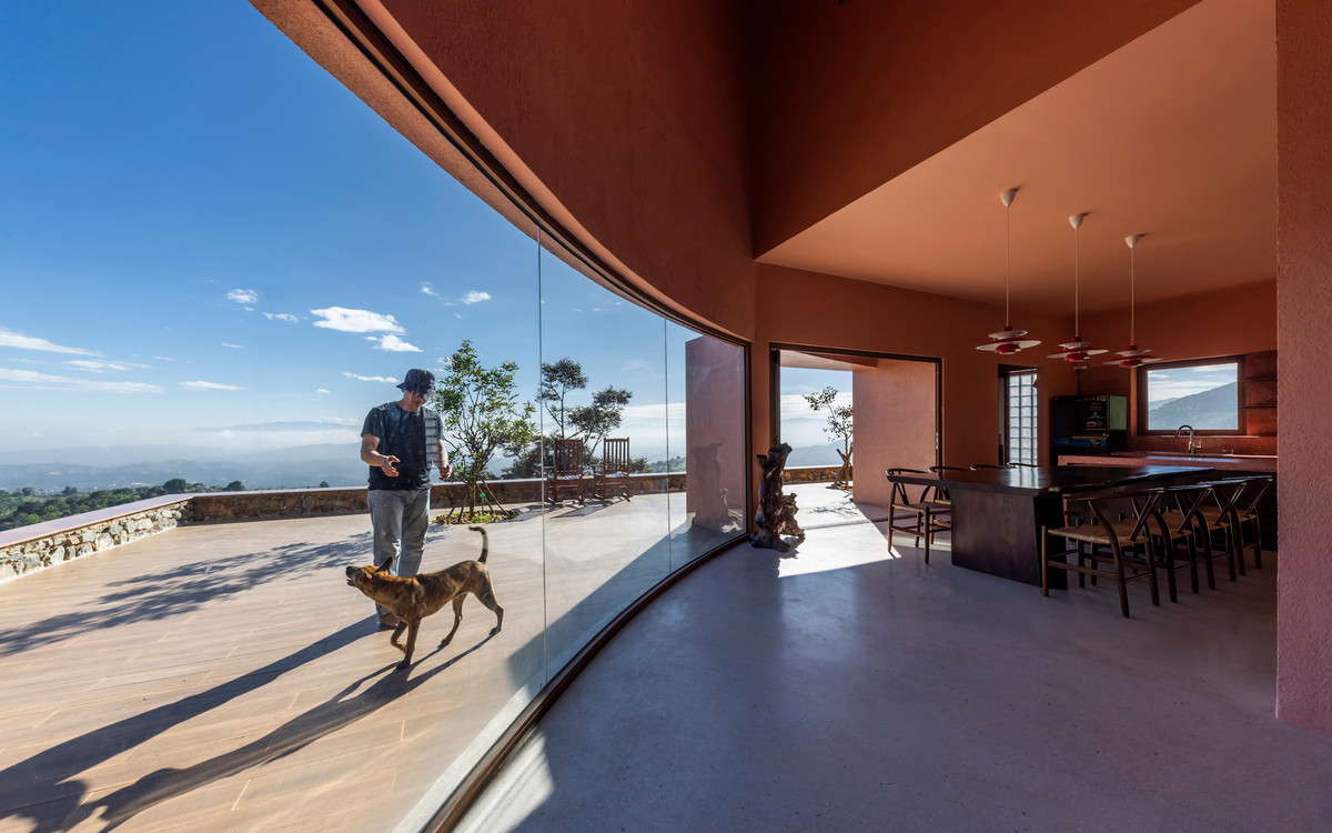 Tầng trệt được thiết kế mở, tạo nên một không gian khoáng đạt, ngập tràn ánh sáng tự nhiên. Ảnh: Hiroyuki Oki