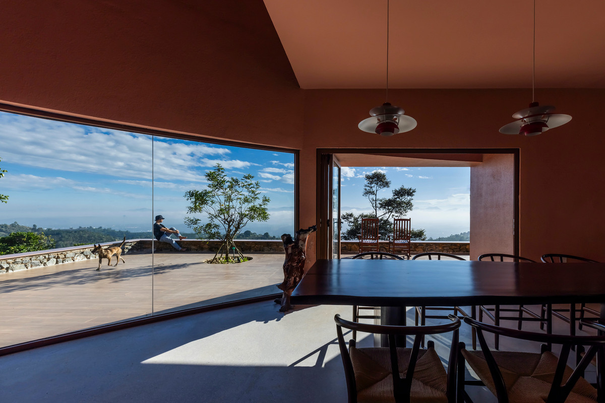 Phòng khách rộng rãi, hướng tầm nhìn ra khung cảnh bao la đầy phóng khoáng. Ảnh: Hiroyuki Oki