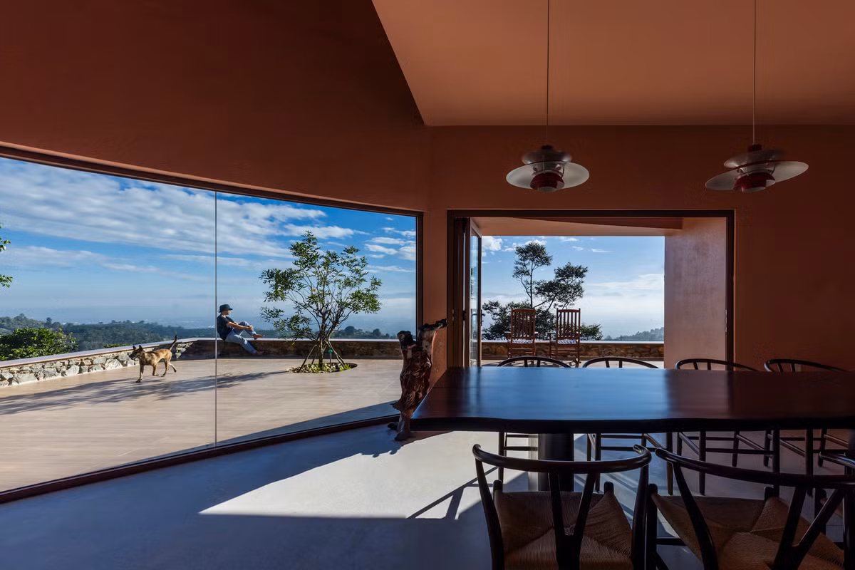 Phòng khách rộng rãi, hướng tầm nhìn ra khung cảnh bao la đầy phóng khoáng. Ảnh: Hiroyuki Oki