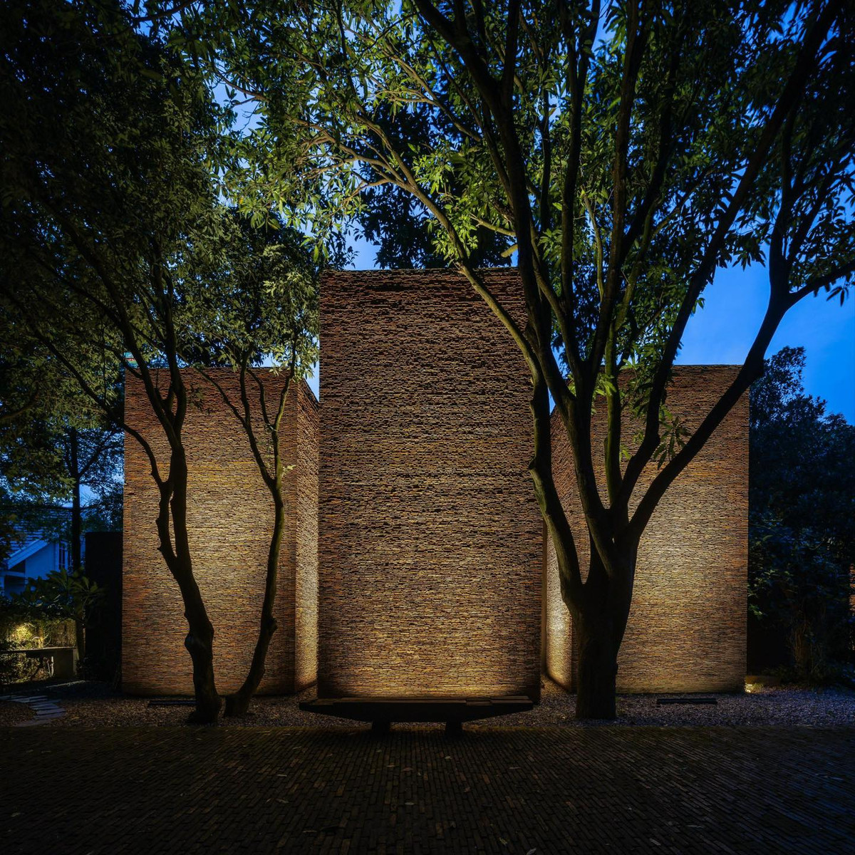 Trong khuôn viên biệt phủ, nam nghệ sĩ trồng nhiều cây cổ thụ với tuổi đời lên đến 50, 60 năm tuổi. Ảnh: FB Xuân Hinh