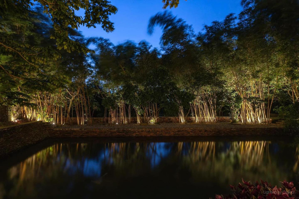 Mong muốn xây dựng theo hướng làng cổ Bắc Bộ, nghệ sĩ Xuân Hinh cho làm cả một ao nước lớn bằng gạch thất. Ảnh: FB Xuân Hinh