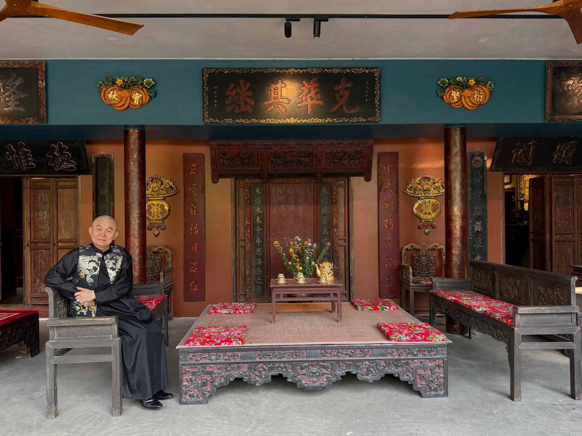 Các vật phẩm trang trí, trưng bày đều được nam nghệ sĩ đi nhiều nơi, sưu tầm nhiều năm. Ảnh: FB Xuân Hinh