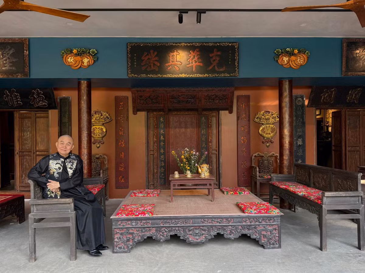 Các vật phẩm trang trí, trưng bày đều được nam nghệ sĩ đi nhiều nơi, sưu tầm nhiều năm. Ảnh: FB Xuân Hinh