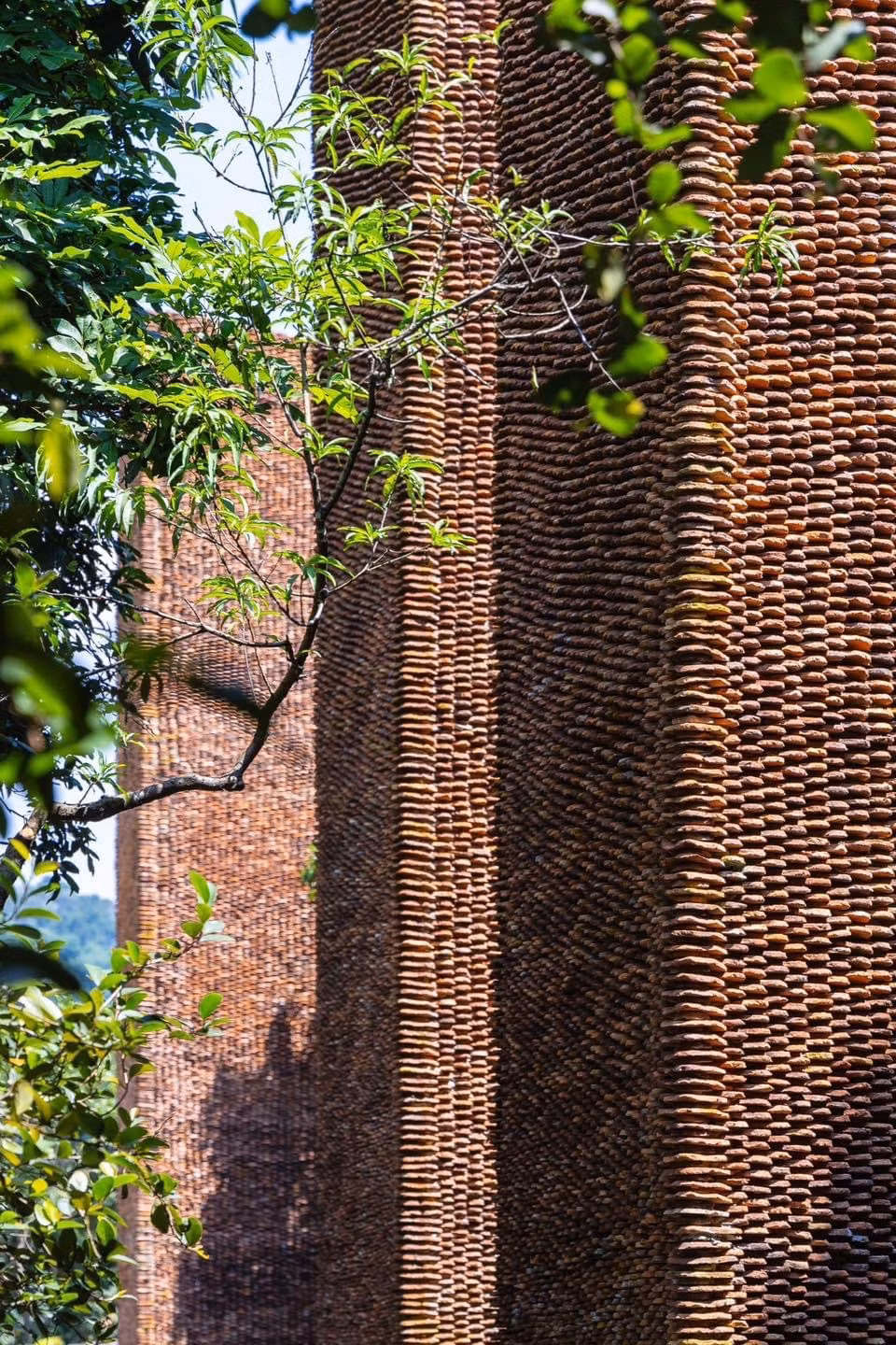 Biệt phủ được xây dựng từ 5 triệu viên ngói cổ và 1 triệu viên gạch thất cổ. Ảnh: FB Xuân Hinh