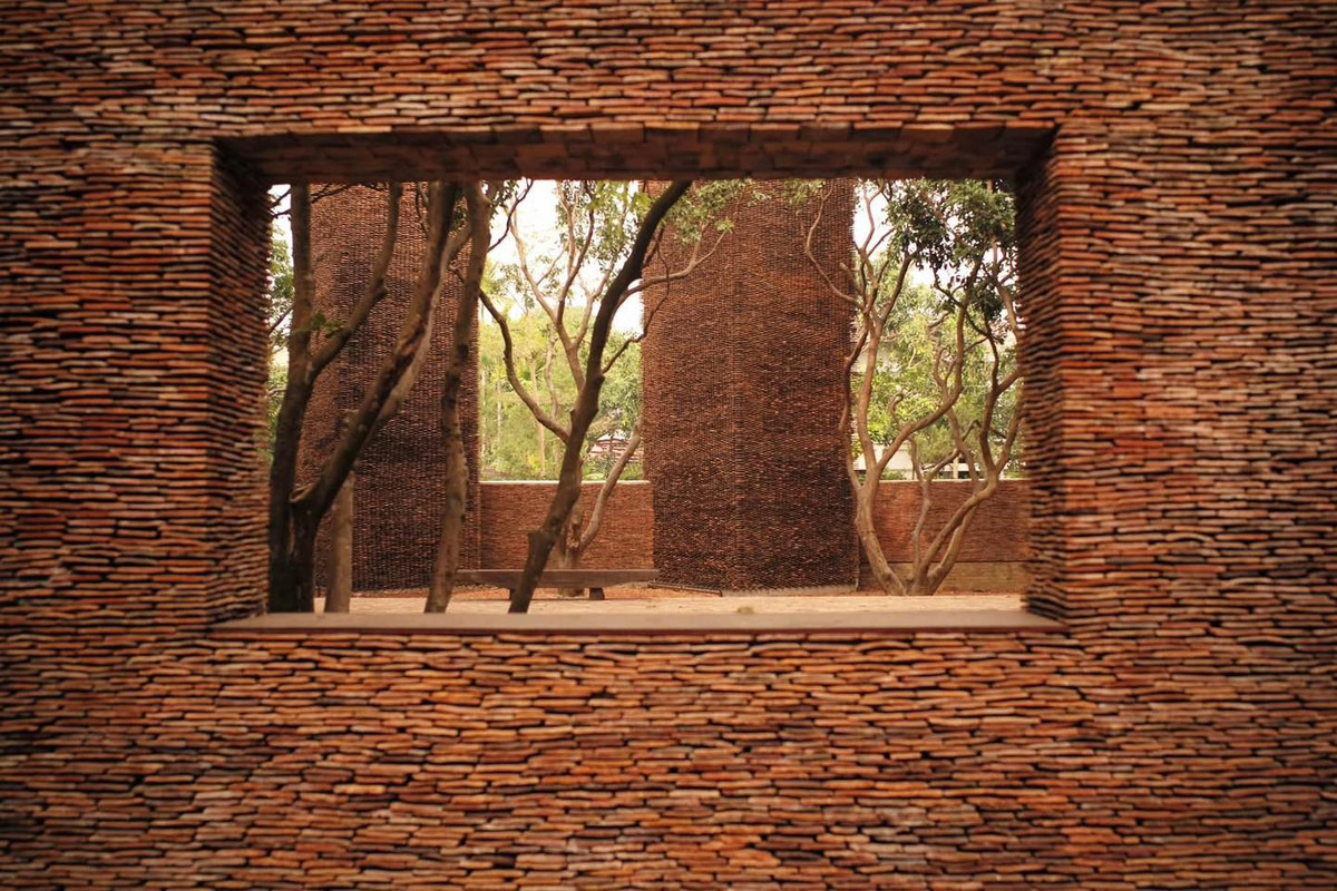 Tường ngói bao quanh bảo vệ cây, không khí trong lành, chim chóc ca vang. Ảnh: FB Xuân Hinh