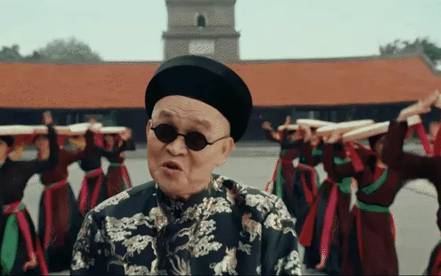 Mới đây, nghệ sĩ Xuân Hinh gây sốt khi trổ tài rap trong MV Bắc Bling của ca sỹ Hòa Minzy. Ở tuổi xế chiều, nghệ sĩ Xuân Hinh cho biết chỉ nhận lời tham gia những dự án ý nghĩa và khiến ông hứng thú. Ảnh chụp màn hình