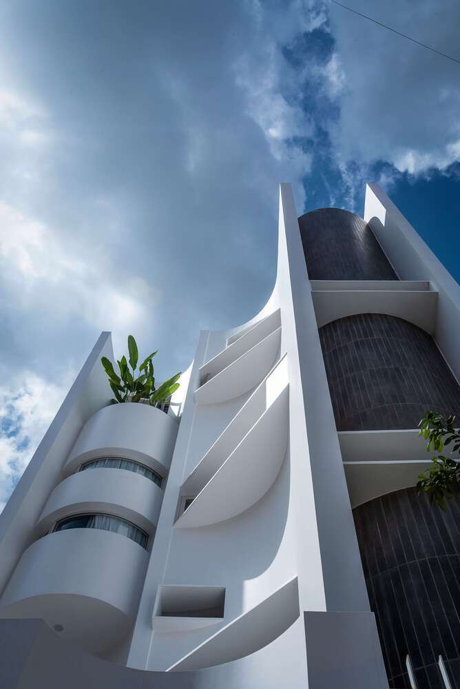 Công trình là sự kết hợp của những đường cong mềm mại từ mặt tiền đến bố cục bên trong. Kiến trúc cong tạo cảm giác chuyển động và dòng chảy bên trong căn nhà. Ảnh: DinhR