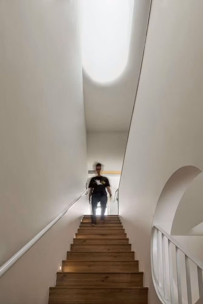 Bên trong ngôi nhà vẫn là những đường cong bắt mắt được chia thành nhiều mảnh một cách khéo léo, tạo nên những góc nhìn đa dạng trong các hoạt động. Ảnh: DinhR