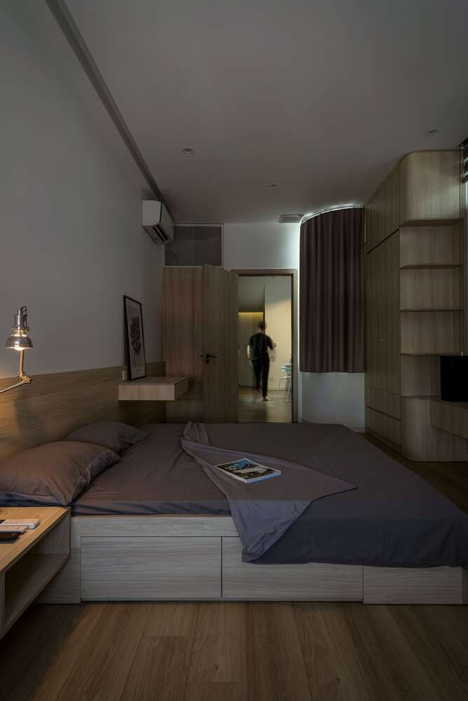 Tông màu chủ đạo của nội thất vẫn là sự lặp lại của tông màu trắng, xám, gỗ kết hợp, nhấn mạnh sự đơn giản, hiệu quả trong thiết kế, đồng thời thể hiện cá tính của gia chủ. Ảnh: DinhR