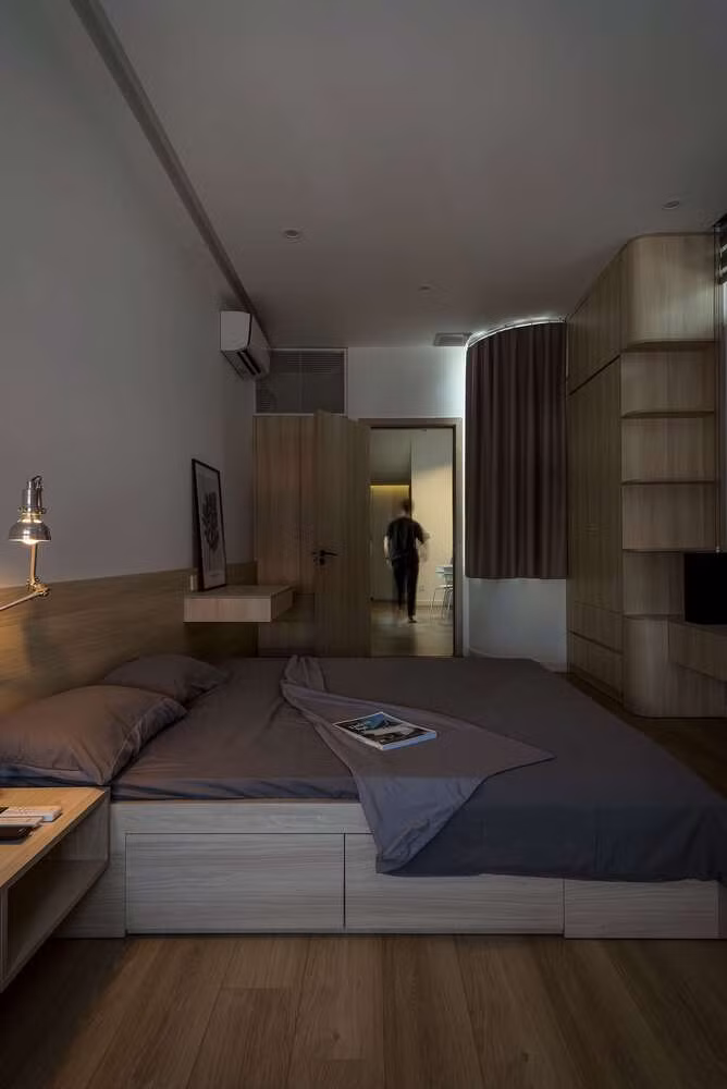 Tông màu chủ đạo của nội thất vẫn là sự lặp lại của tông màu trắng, xám, gỗ kết hợp, nhấn mạnh sự đơn giản, hiệu quả trong thiết kế, đồng thời thể hiện cá tính của gia chủ. Ảnh: DinhR