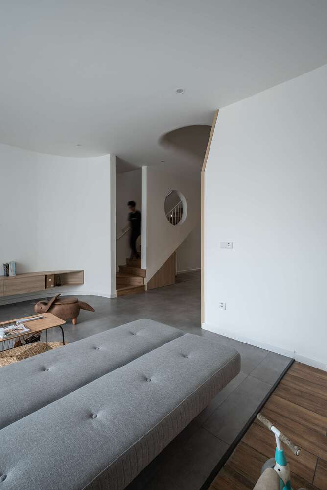 Giao thông trong nhà được chia thành 2 trục giao thông chính theo chiều đứng. Ảnh: DinhR