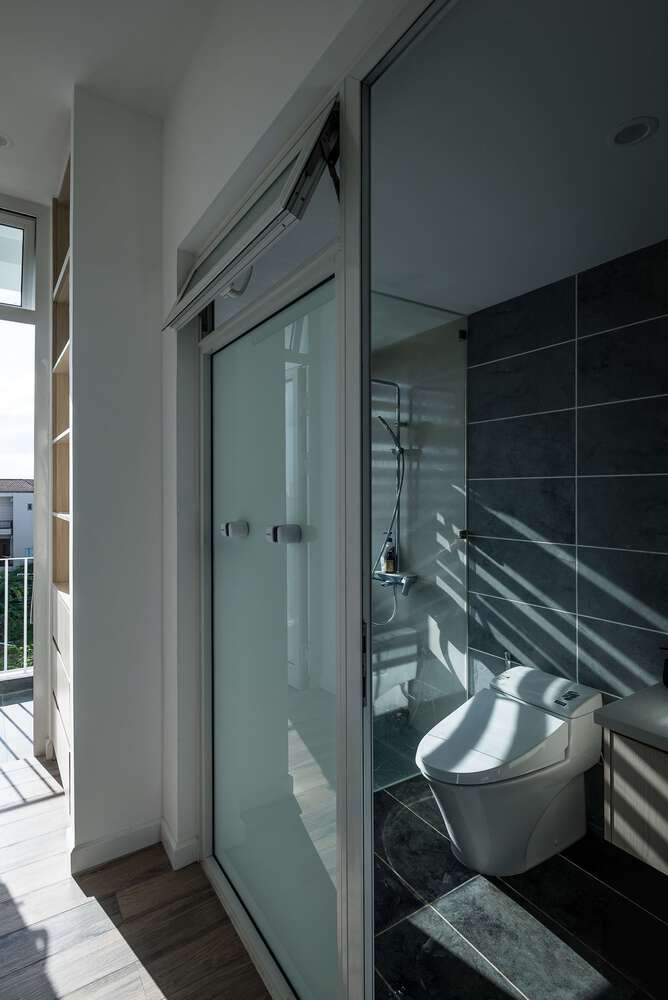 Hệ thống cửa chớp gió ngang đưa luồng không khí trong lành từ bên ngoài vào trong nhà bằng chênh lệch áp suất tạo ra nhờ giếng trời thẳng đứng lớn ngay chính giữa nhà. Ảnh: DinhR